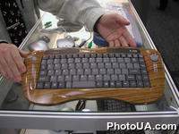 Экспозиция международной выставки-ярмарки CeBIT-2002 (г. Ганновер, Германия). Компьтерные технологии. Образцы компьютерной клавиатуры