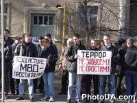 Активисты Русского блока пикетировали центральный офис Министерства внутренних дел в Киеве с требованием отставки министра Юрия Смирнова, протестуя против бездеятельности милиции, затягивающей расследование нападений блок и его представителей