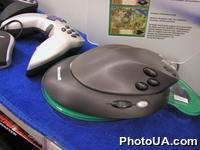 Экспозиция международной выставки-ярмарки CeBIT-2002 (г. Ганновер, Германия). Модели руля и джойстиков к игровым приставкам