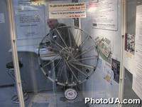 Экспозиция международной выставки-ярмарки CeBIT-2002 (г. Ганновер, Германия). Перпетуум мобиле
