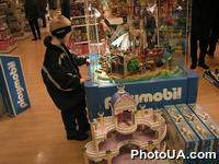 В магазине игрушек