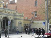 Киеве банда скинхедов напала на синагогу, расположенную на улице Шота Руставели
Здание синагоги после нападения