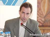 Народный депутат Украины Николай Томенко на заседании Круглого стола "Существует ли баланс между журналистикой, политикой и работой с общественностью?"