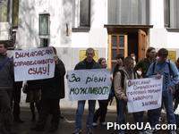Активисты всеукраинского молодежного объединения "Молодежь - надежда Украины"  пикетируют здание Верховного суда с требованием "обеспечить объективное  рассмотрение районными судами дел, которые касаются выборов 31 марта 2002 года"