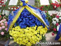 16 годовщина аварии на Чернобыльской АЭС. Сегодня тысячи киевлян и гостей города нескончаемым потоком идут к мемориалу жертвам Чернобыля, установленному в Киеве на левом берегу Днепра, чтобы почтить память ликвидаторов-чернобыльцев