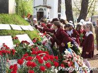 16 годовщина аварии на Чернобыльской АЭС. Сегодня тысячи киевлян и гостей города нескончаемым потоком идут к мемориалу жертвам Чернобыля, установленному в Киеве на левом берегу Днепра, чтобы почтить память ликвидаторов-чернобыльцев