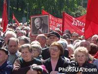 Первомайская демонстрация на улицах Киева. Демонстранты несут портреты В. Ленина