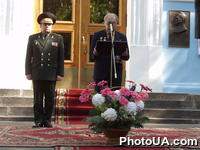 Церемония открытия мемориальной доски бывшему командующему войсками Киевского военного округа, генералу армии, герою Советского Союза Н.Ватутину (Министерство обороны Украины, Киев). Министр обороны Украины В. Шкидченко