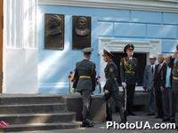 Церемония открытия мемориальной доски бывшему командующему войсками Киевского военного округа, генералу армии, герою Советского Союза Н.Ватутину (Министерство обороны Украины, Киев). Возложение цветов к мемориальной доске Н.Ватутина