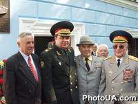 Министр обороны Украины В.Шкидченко фотографируется с ветеранами Великой Отечественной Войны