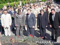 Церемония возложения венков к вечному огню и Могиле Неизвестного Солдата в Киеве в День Победы в Великой Отечественной Войне. Президент Украины Л.Кучма, премьер-министр А.Кинах, председатель ВС Украины И.Плющ, мэр Киева А.Омельченко, А.Засуха