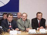 Первый зам. главы Госкомзема украины В.Кулинич, начальник Киевского городского управления земельных ресурсов А.Муховиков, директор Института Бизнеса Национальной аграрной академии В.Галушко на пресс-конференции "Формирование рыека земли на Украине"