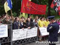 Активисты Молодежного Национального Конгресса проводят пикетирование Кабинета министров Украины, протестуя против договоренности вице-премьеров РФ и Украины В.Матвиенко и В.Семиноженко о согласовании содержания учебников по истории