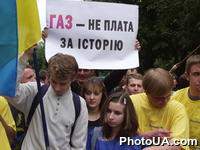 Активисты Молодежного Национального Конгресса проводят пикетирование Кабинета министров Украины, протестуя против договоренности вице-премьеров РФ и Украины В.Матвиенко и В.Семиноженко о согласовании содержания учебников по истории