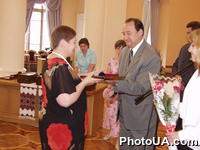 Заместитель Главы Киевской городской государственной администрации Юрий Россада вручает награды лучшим работникам станции скорой медицинской помощи. Вручение наград приурочено к празднованию 100-летия станции скорой помощи