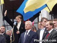 Лидер БЮТ, народный депутат Украины Юлия Тимошенко выступает перед участниками митинга "Восстань, Украина!" на Европейской площади в Киеве, организованного украинскими оппозиционными силами