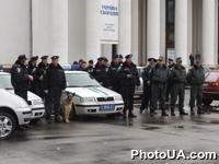 Сотрудники правоохранительных органов Украины принимают участие в открытии специализированной выставки "Безопасность 2002. Управление объектом" (Экспоцентр Украины)