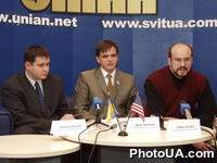 Пресс-конференция, посвященная выборам в Конгресс США и Сенат, которые состоятся в США 5 ноября 2002 года. Впервые в истории америанских выборов в США прибывает группа украинских наблюдателей. На фото: Ю. Павленко, С. Рудик, А.Кошель