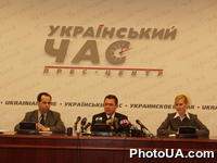 Пресс-конференция посвященная открытию информационно-аналитического центра "Украинское время". На пресс-конференции присутствует вице-премьер-министр Украины Владимир Семиноженко ("Украинский дом", Киев)