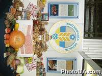 В Киеве проходит Всеукраинская сельскохозяйственная выставка "Продовольственный рынок Украины - 2002". Продукция Житомирской области. Хлебобулочные изделия, овощная продукция