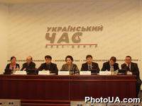 Презентация ежегодного доклада Госкомитета по делам семьи и молодежи Президенту, Верховной Раде и Кабмину "Новое поколение независимой Украины (1991-2002 годы)". На фото: В.Довженко, К.Ващенко, Дж.Хартли