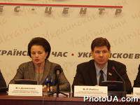 Презентация ежегодного доклада Госкомитета по делам семьи и молодежи Президенту, Верховной Раде и Кабмину "Новое поколение независимой Украины (1991-2002 годы)". На фото: Председатель комитета В.Довженко, Глава подкомитета В.Рябика