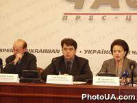 Презентация ежегодного доклада Госкомитета по делам семьи и молодежи Президенту, Верховной Раде и Кабмину "Новое поколение независимой Украины (1991-2002 годы)". На фото: Председатель комитета В.Довженко, заместитель К.Ващенко