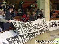В Верховной Раде Украины день голосования (вопрос об увольнении Владимира Стельмаха с должности председателя НБУ). Оппозиционные фракции блокировали работу парламента. Представители большинства срывают плакаты антипрезидентского содержания