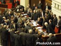 Верховная Рада Украины. Зал пленарных заседаний. На фото: толпа народных депутатов вокруг трибуны спикера