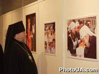 Во Дворце искусств "Украинский дом" состоялось открытие фотовыставки "Митрополит Владимир - пастырь украинской земли" и презентация книги игуменьи Серафимы "Добрый пастырь украинской земли"