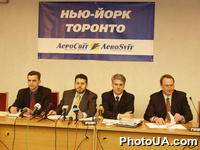 Пресс-конференция о результатах работы Авиакомпании "Аэросвит" в 2002 году и развитии компании в 2003 году. На фото: Генеральный директор компании Г.Гуртовой, заместитель В.Чижов, директор по маркетингу А.Качанов, пресс-сектерать С.Куцый