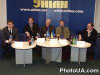 Пресс-конференция руководства украинской газеты "Бизнес" на тему: "Новое лицо газеты "Бизнес", посвященная смене формата издания. На фото: А.Крамаренко, Ю.Феоктистов, И.Власюк
