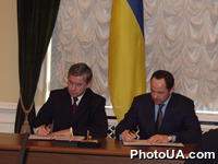 Встреча руководства НБУ и Украинского союза промышленников и предпринимателей по вопросам повышения эффективности взаимодействия реального сектора экономики с банковской системой страны. На фото: А.Кинах и С.Тигипко подписывают Соглашение о сотрудничестве