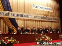 Торжественное открытие Всеукраинского чрезвычайного съезда депутатов от оппозиции. Съезд проходит в рамках акции "Восстань, Украина!".