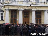 Более 300 чернобыльцев пикетировали Министерство Украины по вопросам чрезвычайных ситуаций и по делам защиты населения от последствий Чернобыльской катастрофы с требованием отставки министра Григория Ревы