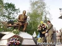 Поклонники и друзья возлагают цветы к памятнику В.Лобановскому в день годовщины его смерти