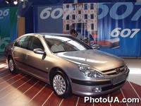 На открытии XI Киевского Международного автосалона SIA-2003 Пежо (PEUGEOT-607) французкого производства
