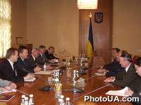 Делегация Кыргызкой Республики во главе с министром иностранних дел Аскаром Айтматовым на встрече с премьер-министром Украины Виктором Януковичем. Киев