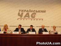 Пресс-конференция по поводу принятия АКИБ "УкрСиббанк" в принципиальные члены международной платежной системы Visa International. На фото: А.Адарич, С.Равняго, Е.Давыдович, В.Васильева, Л.Дубовая. Украинский Дом.