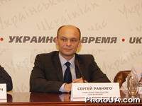 На пресс-конференции по поводу принятия АКИБ "УкрСиббанк" в принципиальные члены международной платежной системы Visa International Глава Представительства Visa International в Украине Сергей Равняго. Украинский Дом