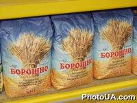Мука высшего сорта на полках нового экономичного супермаркета общенациональной сети "ЕвроМарт". Киев