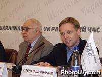 На пресс-конференции посвященной матчу за звание чемпиона мира по шахматам между россиянином Гарри Каспаровым и украинцем Русланом Пономаревым адвокат Пономарева Г.Гинзбург и тренер Д.Комаров. Пресс-центр "Украинское время". Киев
