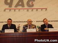 На пресс-конференции посвященной матчу за звание чемпиона мира по шахматам между россиянином Гарри Каспаровым и украинцем Русланом Пономаревым адвокат Пономарева Г.Гинзбург, тренер Д.Комаров, менеджер С.Данаилов. Пресс-центр "Украинское время"