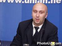 На пресс-конференции в УНИАН по поводу проведения второго Международного Фестиваля Антикварных Автомобилей "Автофорум. Осень-2003" президент Клуба Любителей Антикварной и Экзотической Техники "Автофорум" Л.Копчик. Киев