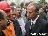 Вице-спикер Верховной Рады Украины Александр Зинченко перед церемонией закладки первого камня нового жилищного массива микрорайона "Поділля" в городе Виннице общается со строителями города. Винница