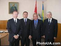 После пресс-конференции посвященной закладке первого камня нового жилищного массива микрорайона "Поділля" в городе Виннице А.Домбровский, В.Коцемир, В.Поляченко, А.Зинченко. Винница