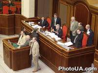 Блокирование трибуны ВР Украины оппозицией. Народные депутаты требуют безотлагательного продолжения обсуждения проектов Закона о выборах народных депутатов Украины