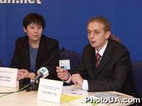 Пресс - конференция на тему: "Введение прес-карт для журналистов". Председатель Киевской независимого медиа-профсоюза Сергей Гузь с пресс-картой. (УНИАН, г.Киев)