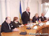 В Верховном Суде Украины состоялась встреча судей с членами делегации Верховного суда Республики Польша во главе с первым председателем ВС Польши Лехом Гардоцки. Председатель ВС Украины В.Маляренко рассказал о составе и полномочиях ВС Украины