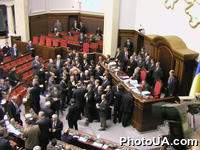 Пленарное заседание Верховной Рады Украины. Депутаты оппозиционных фракций ("Наша Украина, БЮТ, СПУ) блокируют парламентскую трибуну. Фракции требуют заслушать отчеты МВД, СБУ о событиях в Донецке 31 октября, приведшие к срыву съезда блока "НУ"